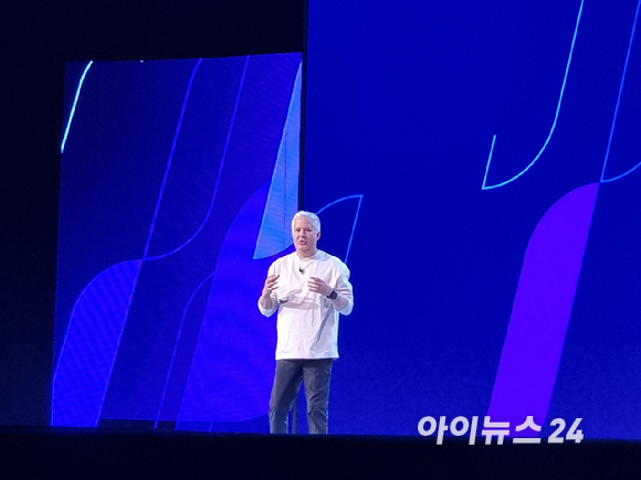 제프 클라크 델 COO가 21일(현지시간) 미국 라스베이거스에서 열린 델 테크놀로지스 월드 2025에서 키노트를 하고 있다. [사진=윤소진 기자]