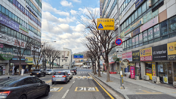 서울시가 어린이, 노인, 장애인 등 교통약자의 보행 안전을 위해 보호구역 50곳을 추가로 지정하고 스마트 안전시설, 보행자 방호울타리 등 교통안전시설 약 1000개소를 확충한다. 사진은 '교통약자 보호구역'의 모습. [사진=서울시]