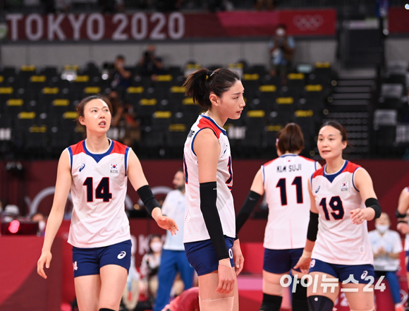 8일 오전 일본 도쿄 아리아케 아레나에서 '2020 도쿄올림픽' 여자 배구 동메달 결정전 대한민국과 세르비아의 경기가 펼쳐졌다. 한국 김연경이 아쉬워하고 있다.