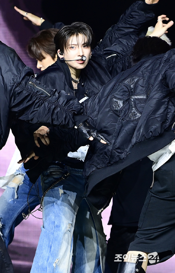 그룹 앤팀 유마가 28일 오후 서울 용산구 한남동 블루스퀘어에서 열린 &TEAM(앤팀) 한국 데뷔 앨범 미니 1집 'Back to Life'(백 투 라이프)발매 기념 쇼케이스에 참석해 멋진 무대를 선보이고 있다. [사진=정소희 기자]