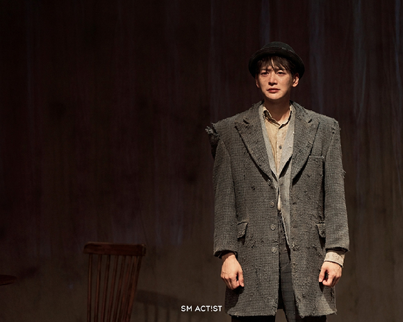 배우 최민호가 연극 '고도를 기다리며를 기다리며'에서 열연하고 있다. [사진=SM엔터테인먼트]