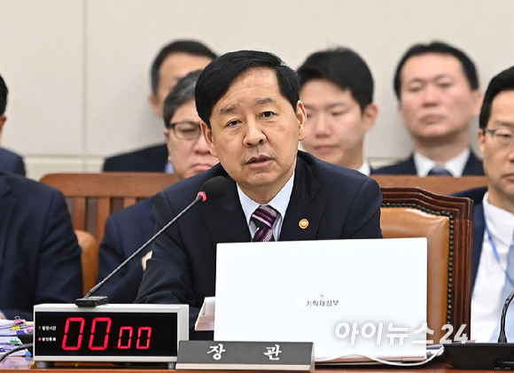 구윤철 부총리 겸 기획재정부 장관이 14일 서울 여의도 국회에서 열린 기획재정위원회의 기획재정부(조세정책)에 대한 국정감사에서 질의에 답변하고 있다. [사진=곽영래 기자]