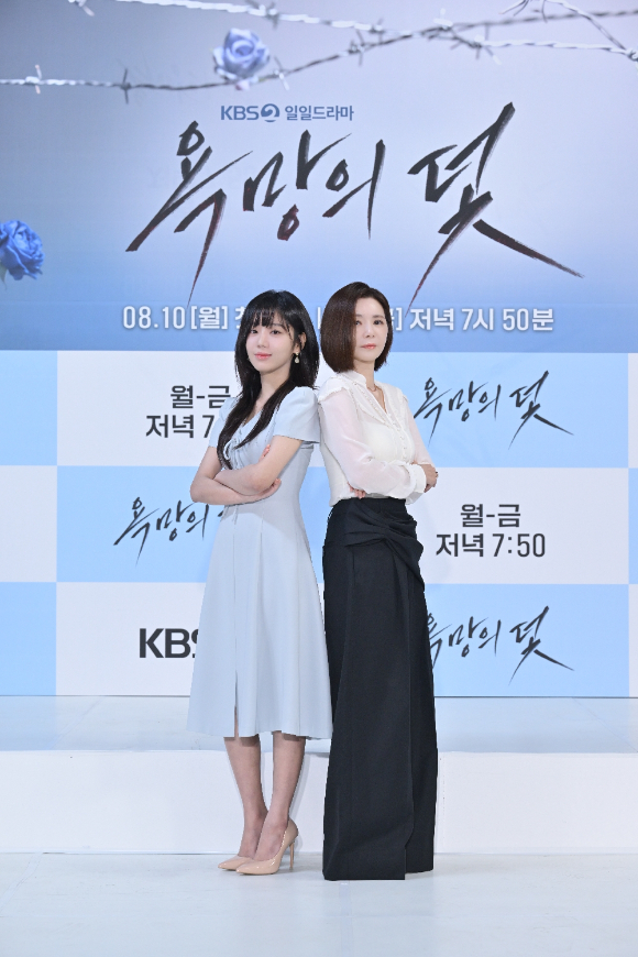 배우 장서희 전혜원이 10일 KBS 2TV 새 일일드라마 '욕망의 덫' 온라인 제작발표회에서 포즈를 취하고 있다. [사진=KBS]
