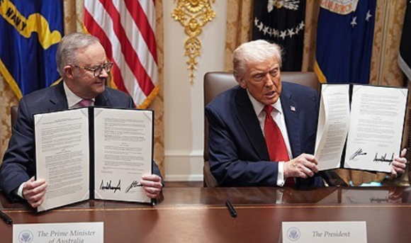 도널드 트럼프 미국 대통령이 지난 12일(현지시간) 중동 방문을 위해 워싱턴DC 인근의 앤드루스 공군기지에서 에어포스원(대통령 전용기)에 탑승하고 있다. [사진=로이터/연합뉴스]