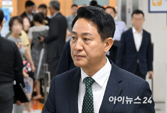 오세훈 서울시장이 21일 서울 서초구 서울고등법원에서 열린 정치자금법 위반 혐의 2심 첫 공판에 출석하고 있다. [사진=사진공동취재단 ]
