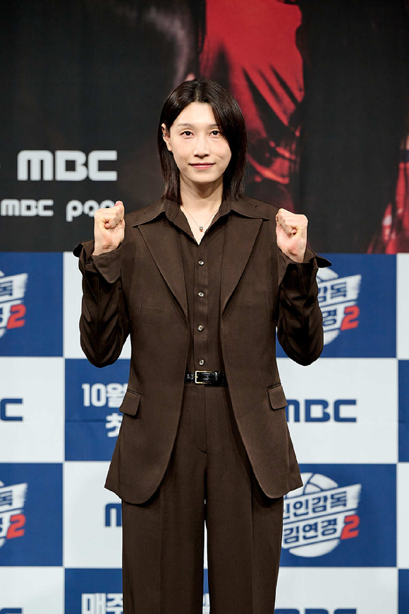 김연경이 8일 오후 서울 마포구 상암동 MBC 골든마우스홀에서 열린 MBC 새 예능 '신인감독 김연경2' 제작발표회에 참석해 포즈를 취하고 있다. [사진=MBC]