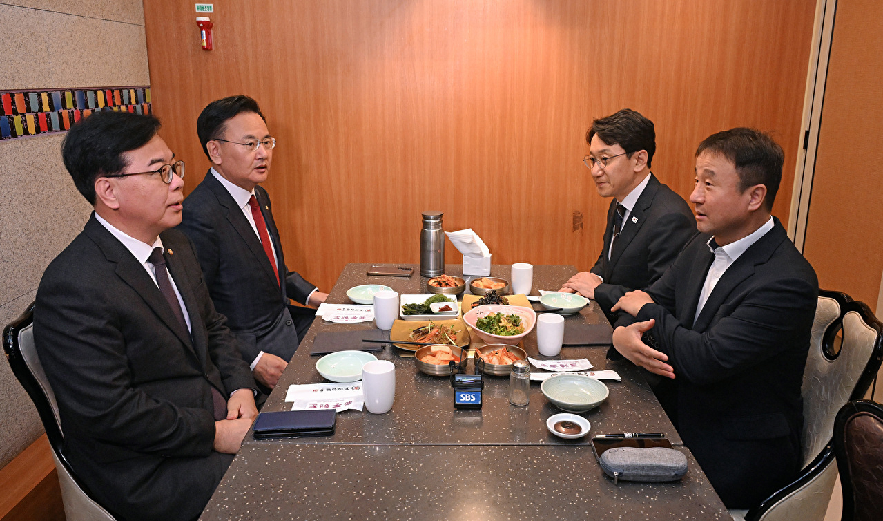 더불어민주당 한병도 원내대표와 국민의힘 송언석 원내대표가 20일 서울 여의도의 한 식당에서 오찬 회동을 하고 있다.(오른쪽부터 시계 반대 방향으로) 더불어민주당 한병도 원내대표&middot;천준호 원내운영수석부대표, 국민의힘 유상범 원내운영수석부대표&middot;송언석 원내대표. 2026.4.20 [국회사진기자단] [사진=연합뉴스]