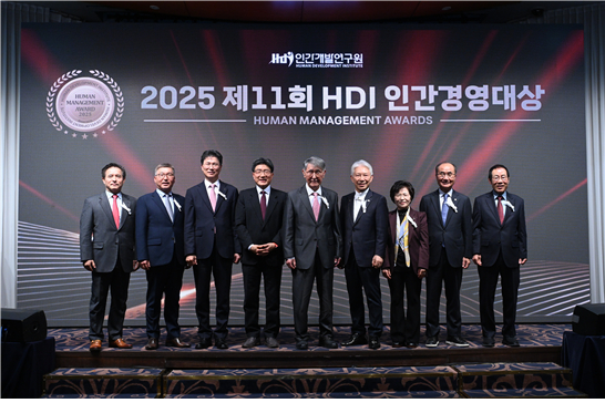 왼쪽부터 서연선 넥스틴 사장, 이우봉 풀무원 총괄CEO, 강태영 NH농협은행 은행장, 윤종효 씰리코리아 대표이사, 이시형 세로토닌문화 원장, 도용복 사라토가 회장, 윤경주 제너시스BBQ 부회장, 정석현 수산그룹 회장, 신재석 삼양미디어 회장. [사진=인간개발연구원]