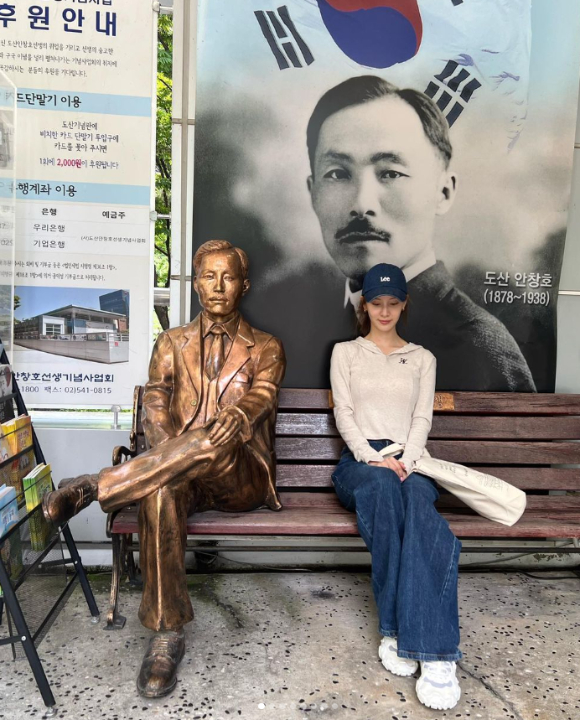 서현이 도산 안창호 기념관을 찾아 기념 사진촬영을 하고 있다. [사진=서현 SNS]