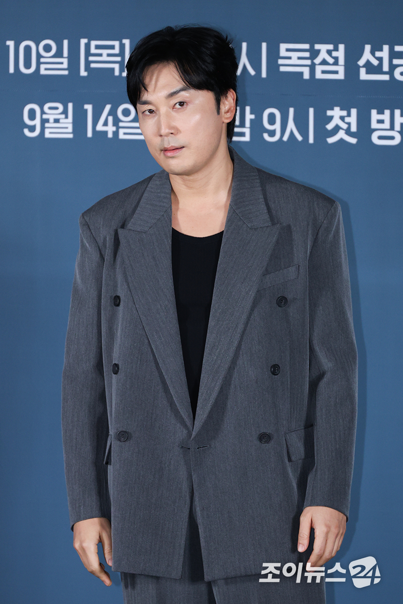 배우 서현우가 8일 오전 서울 용산구 CGV 용산아이파크몰점에서 진행된 티빙 오리지널 '로또 1등도 출근합니다' 제작발표회에 참석해 포즈를 취하고 있다. [사진=문수지 기자]