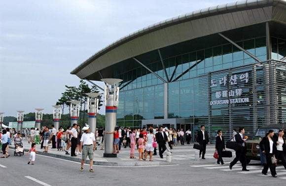 경기도 파주시 도라산역 앞 관광객들과 시민들이 함께 걷고 있다. [사진=파주시]