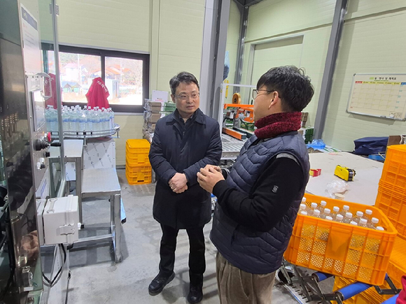 박은식 산림청 차장(왼쪽 첫번째)이 20일 전북특별자치도 무주군 고로쇠 수액 임업 현장을 방문해 지역주민의 의견을 청취하고 있다 [사진=산림청]