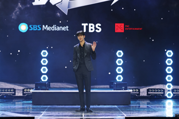 가수 로운이 6일 온라인으로 진행된 SBS M '더 아이돌밴드' 제작발표회에서 포즈를 취하고 있다. [사진=SBS M, FNC엔터테인먼트, TBS]