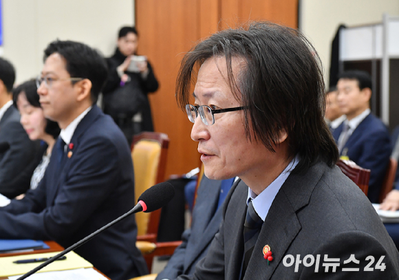 해롤드 로저스 쿠팡 대표가 31일 국회 과학기술정보방송통신위원회에서 열린 쿠팡 침해사고 및 개인정보 유출, 불공정 거래, 노동환경 실태 파악과 재발 방지 대책 마련을 위한 청문회에서 위원 질의에 답하고 있다. [사진=연합뉴스]