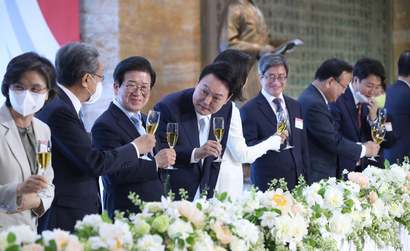 윤석열 대통령과 부인 김건희 여사가 10일 서울 여의도 국회 로텐더홀에서 열린 경축 연회에서 참석자들과 건배를 하고 있다. 2022.05.10. [사진=뉴시스]