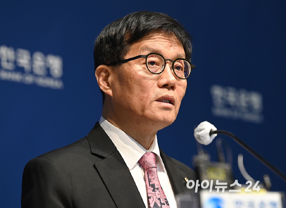 이창용 한국은행 총재가 29일 서울 중구 한국은행에서 열린 금통위 금리 결정에 대한 기자간담회에서 발언하고 있다. [사진=곽영래 기자]