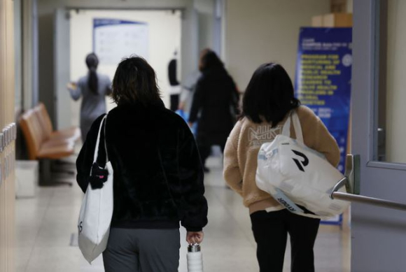 전국 의과 대학의 모집 정원이 27년 만에 증원된다. 사진은 지난 2월 20일 서울의 한 의과대학 내에서 학생들이 이동하는 모습. [사진=뉴시스]