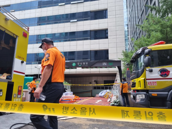 최근 중부지방을 중심으로 내린 기록적인 폭우로 인해 서울 서초구 강남빌딩에서 실종됐던 40대 남성 1명이 11일 오후 숨진 채 발견됐다.  [사진=뉴시스]