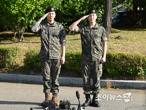 그룹 방탄소년단(BTS) 지민, 정국이 육군 현역으로 군 복무를 마치고 만기 전역했다.11일 오전 경기 연천군 연천공설운동장에서 진행된 전역 행사에서 방탄소년단 지민, 정국이 포즈를 취하고 있다. [사진=곽영래 기자]