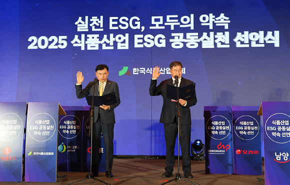 황성만 오뚜기 대표이사(왼쪽)와 송승혁 바라 대표이사가 ESG 공동실천 선언문을 낭독하고 있다. [사진=오뚜기]