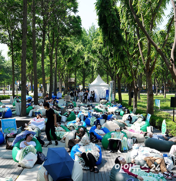 유한킴벌리가 5월 30일 서울 성동구 서울숲에서 제11회 '우리강산 푸르게 푸르게 숲속 꿀잠대회'를 개최했다. 참가자들의 모습. [사진=유한킴벌리]