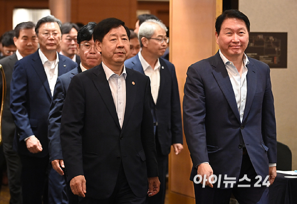 구윤철 부총리 겸 기획재정부 장관, 최태원 대한상의 회장, 김영훈 고용노동부 장관 등이 4일 서울 중구 롯데호텔 사파이어볼룸에서 대한상공회의소&middot;한국경제인협회&middot;한국중견기업연합회가 연 기업성장포럼 출범식에 참석하고 있다. [사진=곽영래 기자]