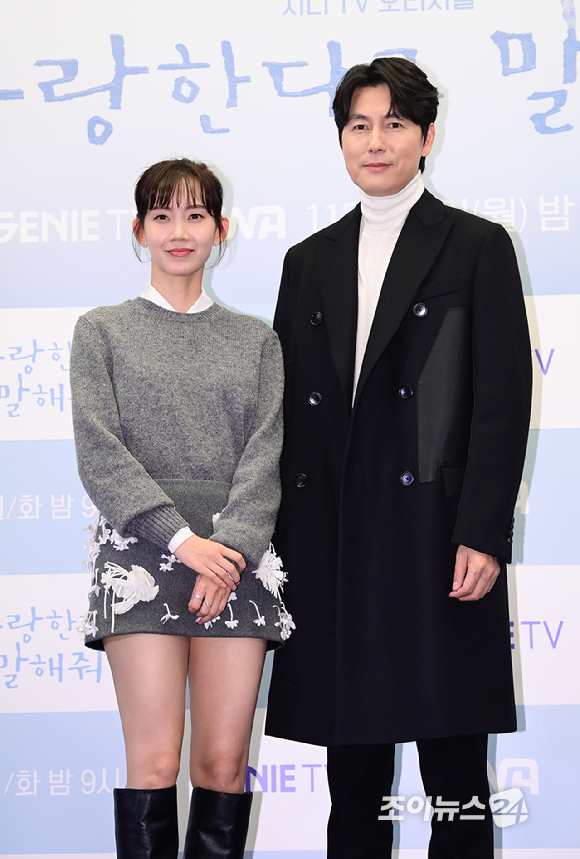 배우 신현빈과 정우성이 27일 오후 서울 마포구 상암동 스탠포드호텔에서 열린 지니 TV 오리지널 '사랑한다고 말해줘' 제작발표회에 참석하고 있다. [사진=정소희 기자]