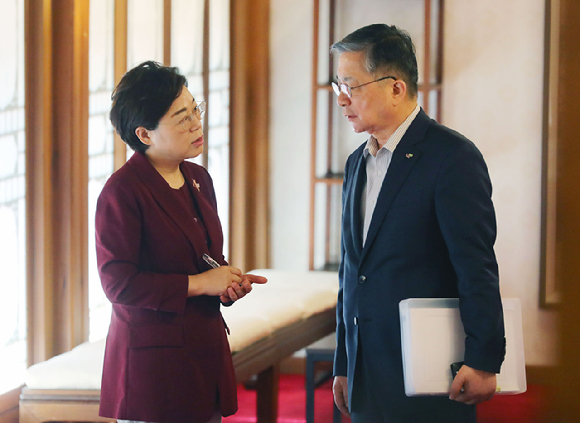 김정재(왼쪽) 국민의힘 국토교통위원회 간사와 이한준 한국토지주택공사 사장이 2일 오후 서울 종로구 총리공관에서 열린 LH 아파트 부실 시공에 대한 고위 당정협의회에 참석해 대화하고 있다. 2023.08.02. [사진=뉴시스]