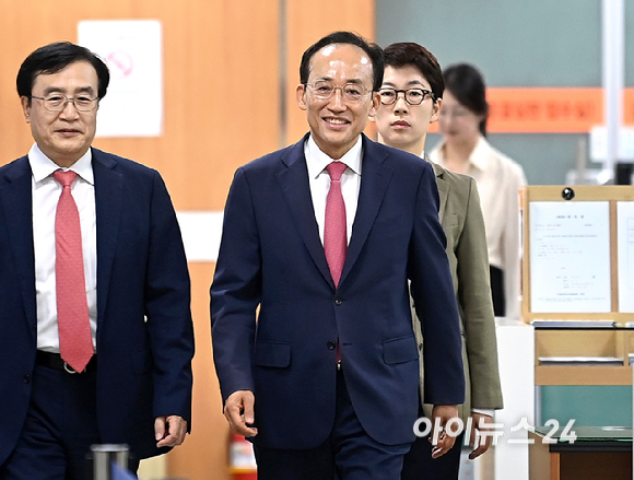 12&middot;3 비상계엄 당시 국회의 계엄 해제 표결을 방해한 혐의를 받는 추경호 대구시장이 30일 오전 서울중앙지방법원에서 열린 1심 결심공판에 출석하고 있다. [사진=곽영래 기자]