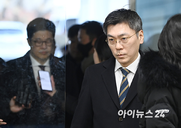 특정경제범죄처벌법상 사기와 자본시장법 위반 혐의를 받는 김정환 MBK파트너스 부사장이 구속 전 피의자 심문(영장실질심사)을 위해 13일 서울 서초구 서울중앙지방법원에 들어서고 있다. [사진=곽영래 기자]