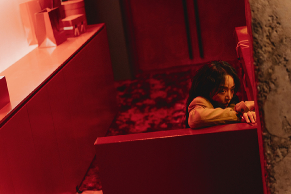 배우 신혜선이 넷플릭스 시리즈 '레이디 두아'에서 열연하고 있다. [사진=넷플릭스]