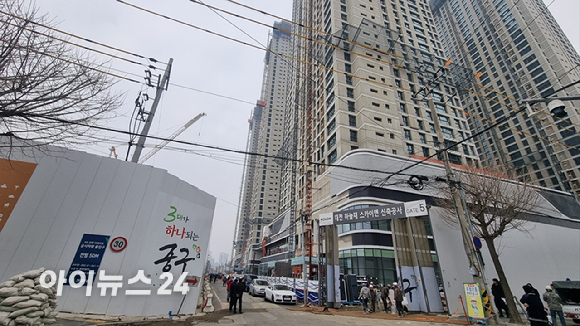  대전 중구 선화동 일대에서 코오롱글로벌이 분양을 완료한 '대전 하늘채 스카이앤 1차'가 준공되고 있다. 코오롱글로벌은 인근에 준비 중인 선화3차 프로젝트도 본PF전환 후 분양을 성공적으로 완료할 수 있다고 자신했다. [사진=오경선 기자]