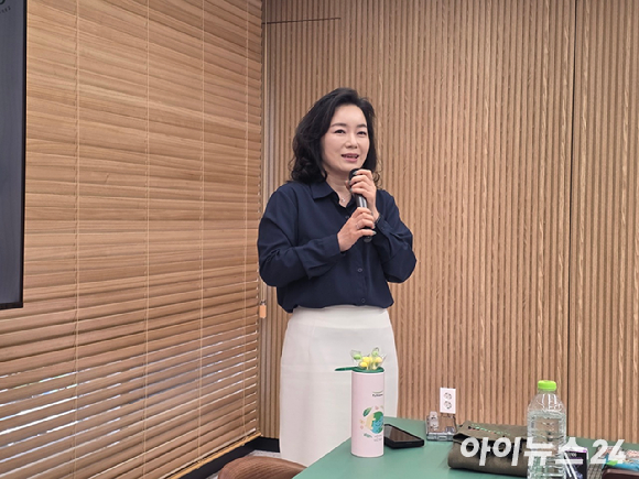 윤명랑 풀무원식품 글로벌마케팅본부장은 22일 서울 강남구 수서 풀무원 본사에서 열린 '테이스티풀무원 미디어 데이'에서 '지속가능식생활'에 대해 설명하고 있다. [사진=전다윗 기자]