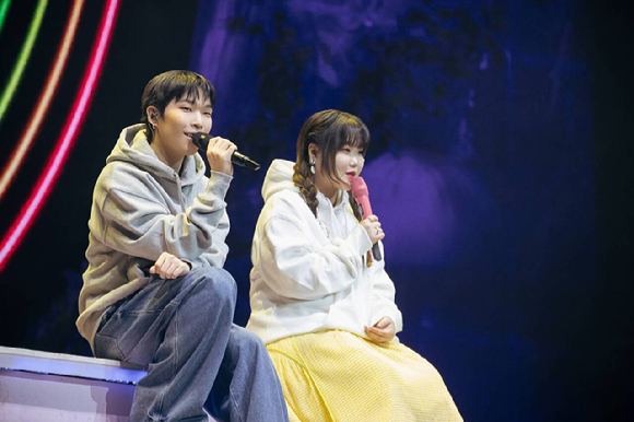 AKMU가 인천 영종도 인스파이어 아레나에서 'AKMU 2023~2024 CONCERT TOUR IN 인천 [AKMUTOPIA]' 공연을 펼치고 있다. [사진=YG엔터테인먼트]