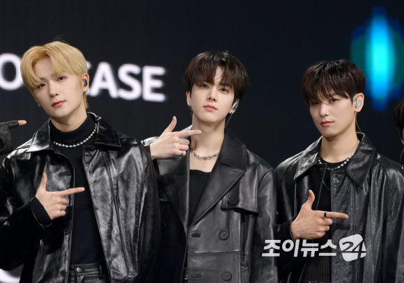 그룹 더보이즈 현재-영훈-주연이 20일 오후 서울 광진구 예스24라이브홀에서 진행된 더보이즈(THE BOYZ) 여덟 번째 미니앨범 '비 어웨이크(BE AWAKE)' 발매 기념 쇼케이스에 참석하고 있다. [사진=정소희 기자]