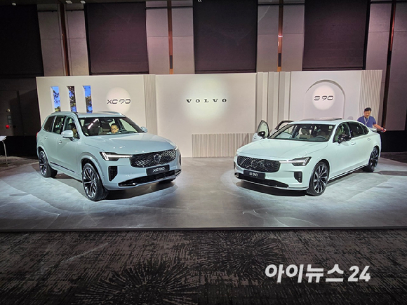 볼보자동차코리아가 2일 서울 광진구 그랜드워커힐 서울에서 신형 'XC90'과 'S90'을 공개하고 있다. [영상=김종성 기자]