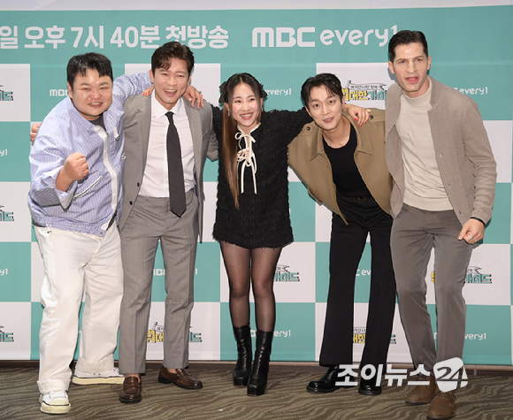 (왼쪽부터)배우 고규태-아나운서 김대호-가수 조현아-윤두준-방송인 알베르토 몬디가 16일 오후 서울 마포구 상암동 스탠포드호텔에서 열린 MBC에브리원 신규 예능 '위대한 가이드' 제작발표회에 참석하고 있다. [사진=정소희 기자]