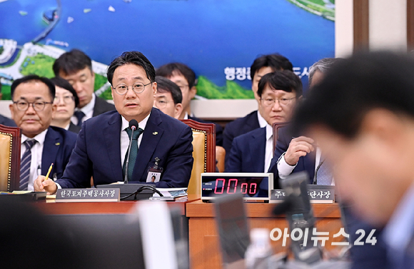 이성훈 한국토지주택공사(LH) 사장이 12일 서울 여의도 국회에서 열린 국회 국토교통위원회의 한국토지주택공사 등에 대한 국정감사에서 질의에 답변하고 있다. [사진=곽영래 기자]