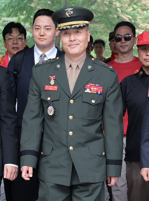 박정훈 전 해병대 수사단장(대령)이 지난달 27일 서울 서초구 서울중앙지방법원에서 열린 '항명·상관 명예훼손 혐의' 2심 속행 공판에 출석하기 위해 법정으로 향하고 있다. 2025.6.27 [사진=연합뉴스]
