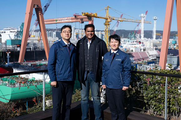 라자 타밀나두 주 산업부 장관(가운데)이 HD현대중공업 울산조선소를 방문해 최한내 HD한국조선해양 기획부문장(왼쪽) 등과 기념촬영을 하고 있다. [사진=HD현대]