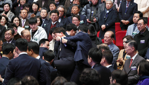 '국정기조를 바꿔달라'고 윤석열 대통령에게 항의하던 강성희 진보당 의원(전주시을)이 끌려 나간 일에 대해 이준석 전 국민의힘 대표가 18일 자신의 페이스북에 "과도한 경호"라고 비판했다. 사진은 강 의원이 18일 전주 덕진구 한국소리문화의전당 모악당에서 열린 전북특별자치도 출범식에서 윤석열 대통령이 참석자들과 인사하는 동안 경호원들에게 끌려 나가고 있는 모습. [사진=대통령실통신사진기자단]