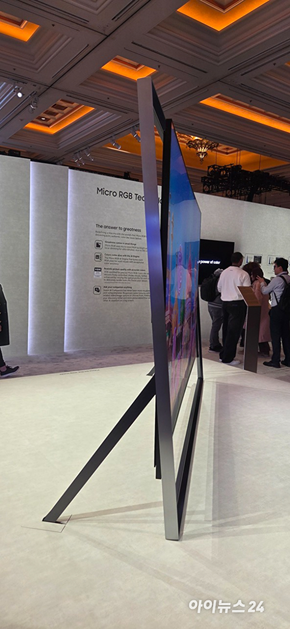 4일(현지시간) 미국 라스베이거스 윈 호텔에서 열린 &lsquo;삼성 퍼스트 룩&rsquo; 전시관의 입구인 &lsquo;AI 갤러리&rsquo;에 고흐의 그림이 흐르고 있다. [사진=박지은 기자]