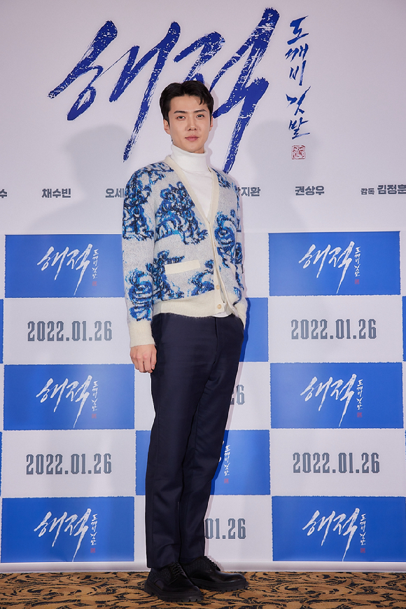 그룹 엑소 세훈이 12일 오후 온라인으로 진행된 영화 '해적:도깨비 깃발' 언론시사회에 참석해 포즈를 취하고 있다. [사진=롯데언터테인먼트]