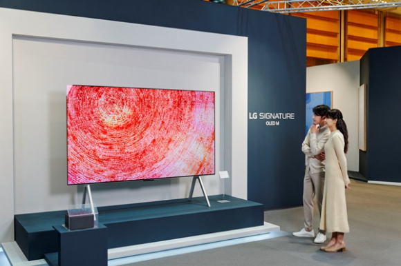 LG전자 모델들이 초대형 'LG 올레드 TV'로 미디어아트를 감상하고 있는 모습. [사진=LG전자]