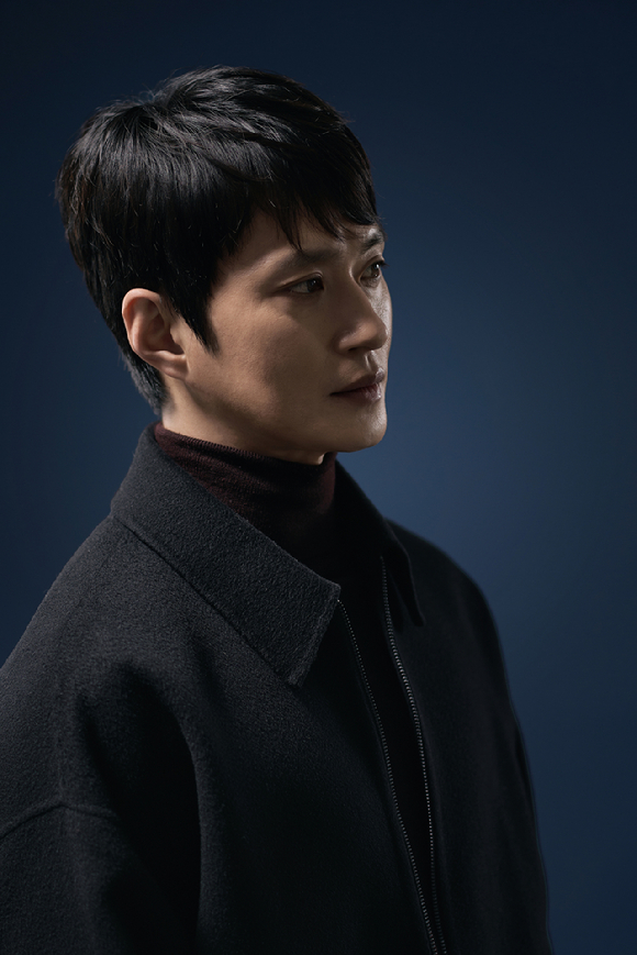 배우 김성규가 영화 '노량: 죽음의 바다'(감독 김한민) 인터뷰에 앞서 포즈를 취하고 있다. [사진=(주)에이스메이커무비웍스,롯데엔터테인먼트]