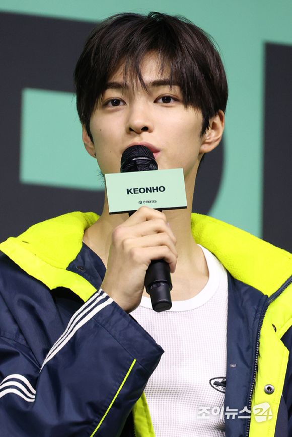 그룹 코르티스 건호가 20일 오후 서울 광진구 광장동 예스24라이브홀에서 열린 미니 2집 '그린그린(GREENGREEN)' 발매 기념 쇼케이스에 참석해 소감을 말하고 있다. [사진=문수지 기자]
