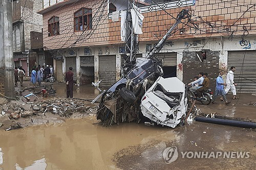 홍수로 파손된 파키스탄 차량들 [사진=AP 연합뉴스]