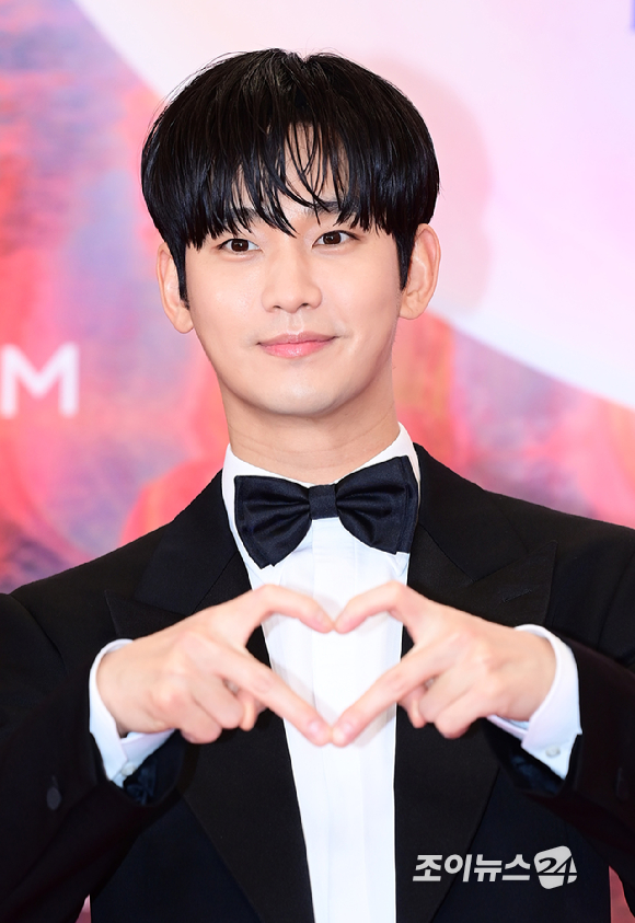 배우 김수현이 7일 오후 서울 삼성동 코엑스에서 열린 제60회 백상예술대상 시상식에 참석해 레드카펫을 밟고 있다. [사진=정소희 기자]