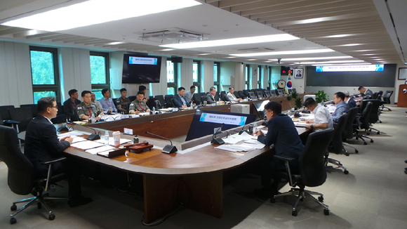 지난 15일 정부과천청사에서 개최된 제89회 감항인증심의위원회에서 위원들이 한국형전투기(KF-21) 체계개발사업 감항성 심사결과를 심의하고 있다. [사진=방사청]