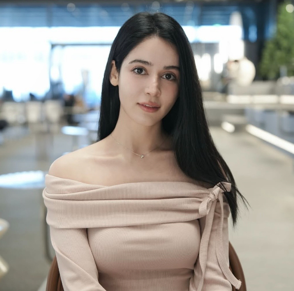 한국에서 활동 중인 미스 이란 출신 모델 호다 니쿠가 이란 최고지도자 아야톨라 세예드 알리 하메네이의 사망과 관련해 환영의 뜻을 드러냈다. 사진은 호다 니쿠. [사진=호다 니쿠 인스타그램]